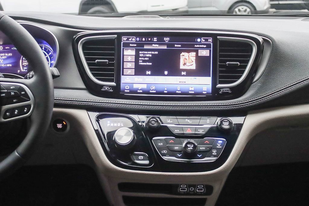 Used 2024 Chrysler Pacifica Select image 19