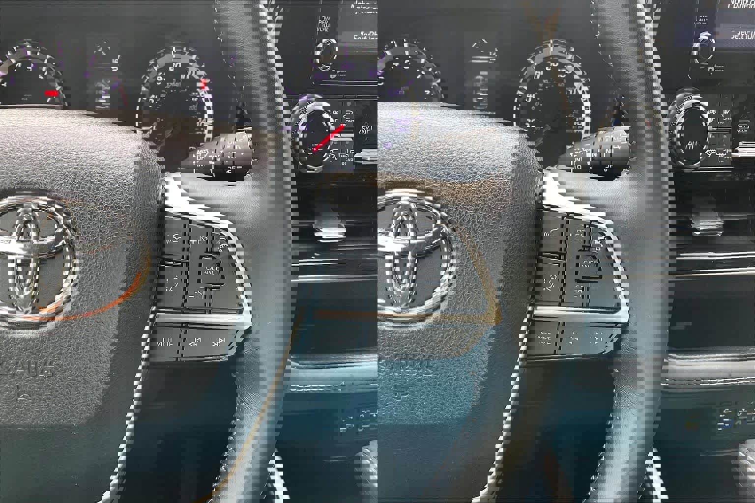 Used 2022 Toyota Highlander LE image 24