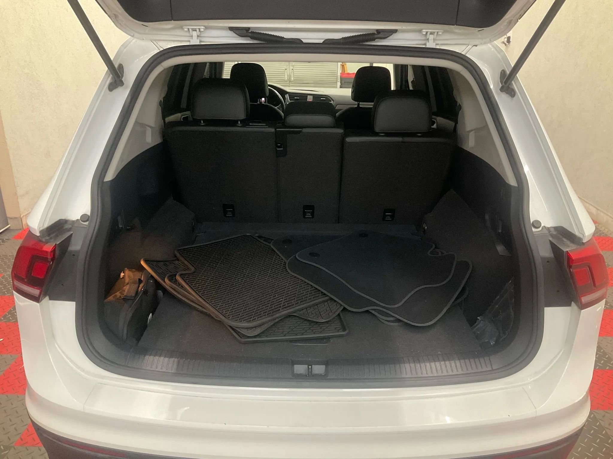 Used 2019 Volkswagen Tiguan SE w/ Panoramic Sunroof Package image 8