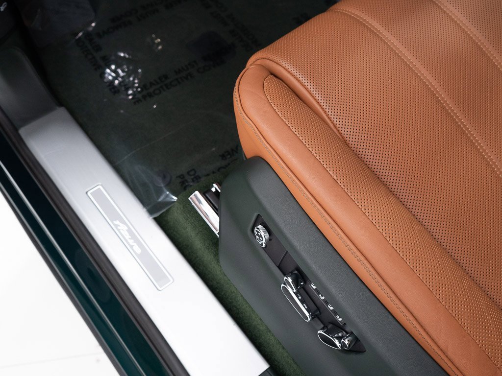 Used 2025 Bentley Bentayga Extended Wheelbase image 12