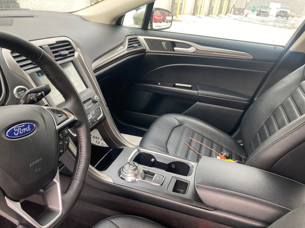 Used 2017 Ford Fusion SE w/ Fusion SE Technology Package image 16