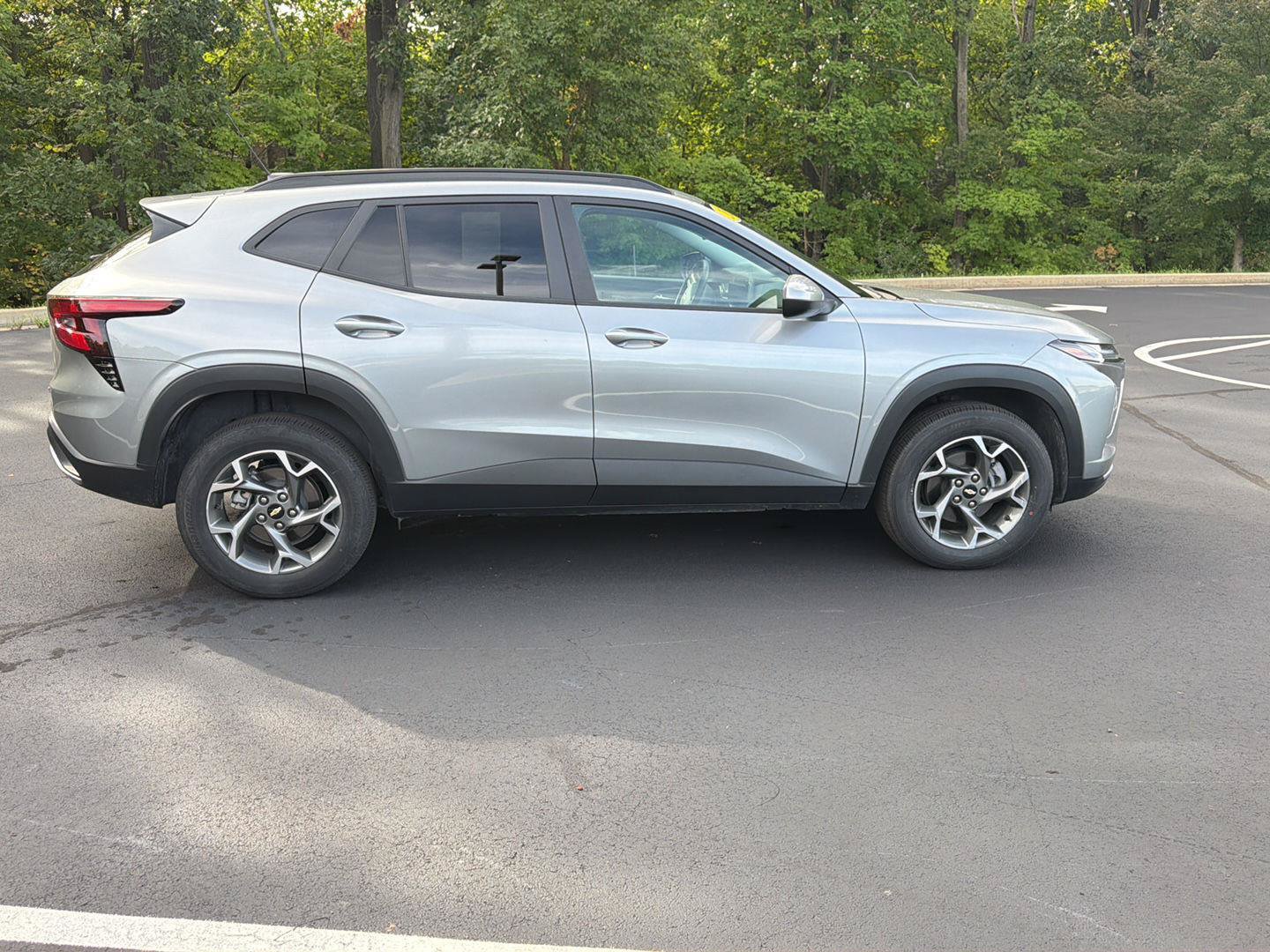 Used 2025 Chevrolet Trax LT FWD image 8