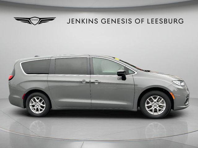 Used 2025 Chrysler Pacifica Select FWD image 3