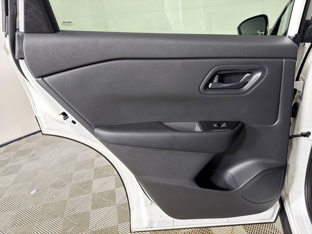 Used 2024 Nissan Rogue S image 21