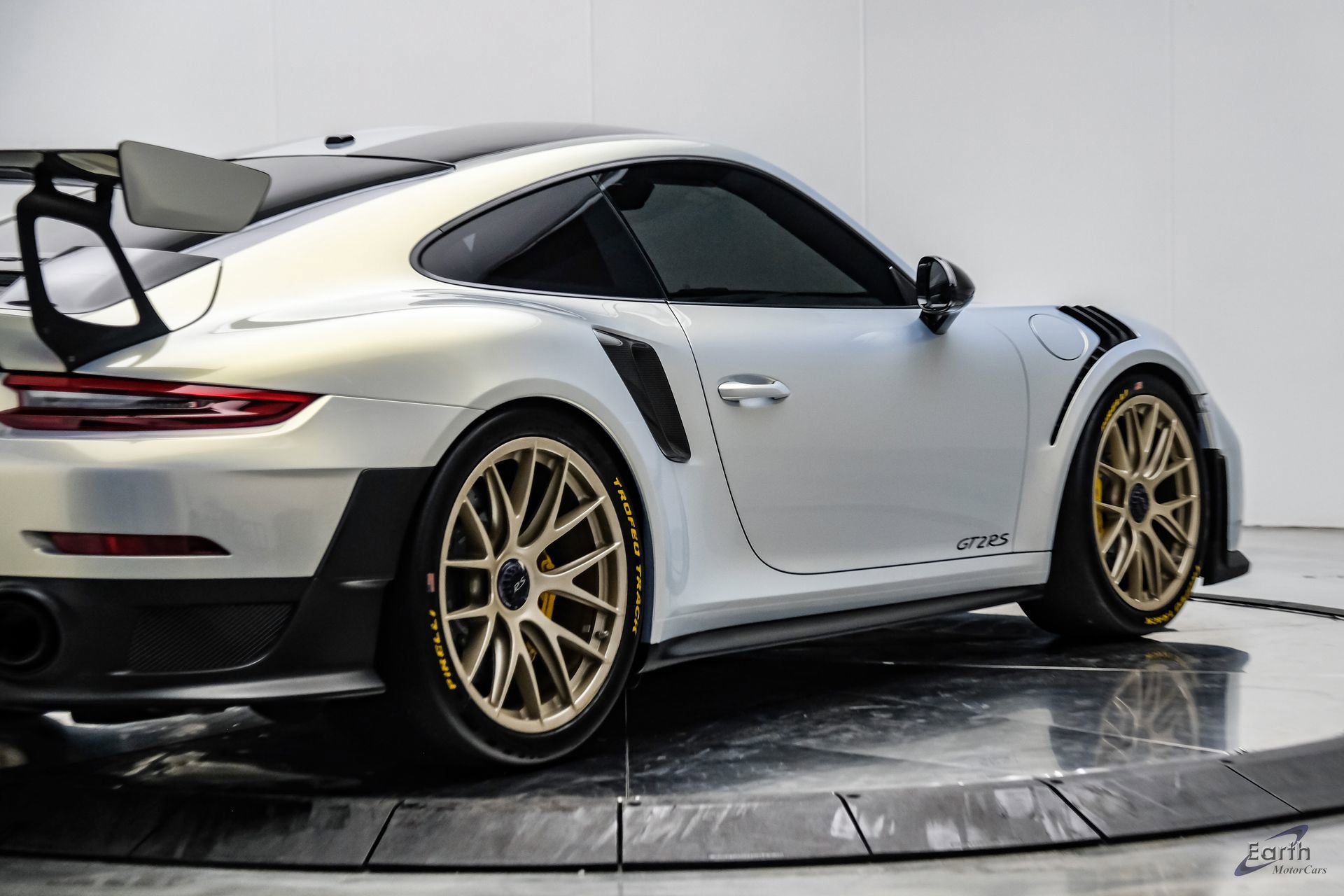 Used 2018 Porsche 911 GT2 RS w/ Weissach Package RWD image 23