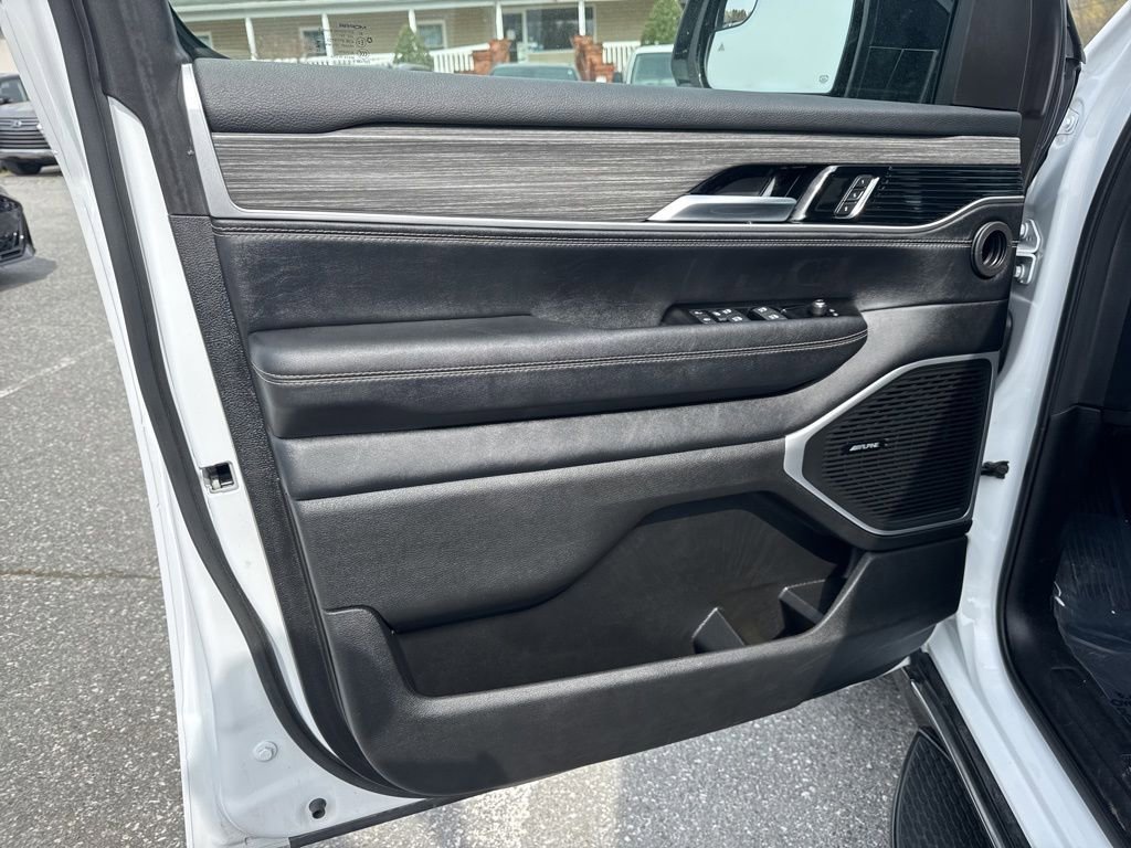 Used 2024 Jeep Wagoneer Series III AWD/4WD image 28