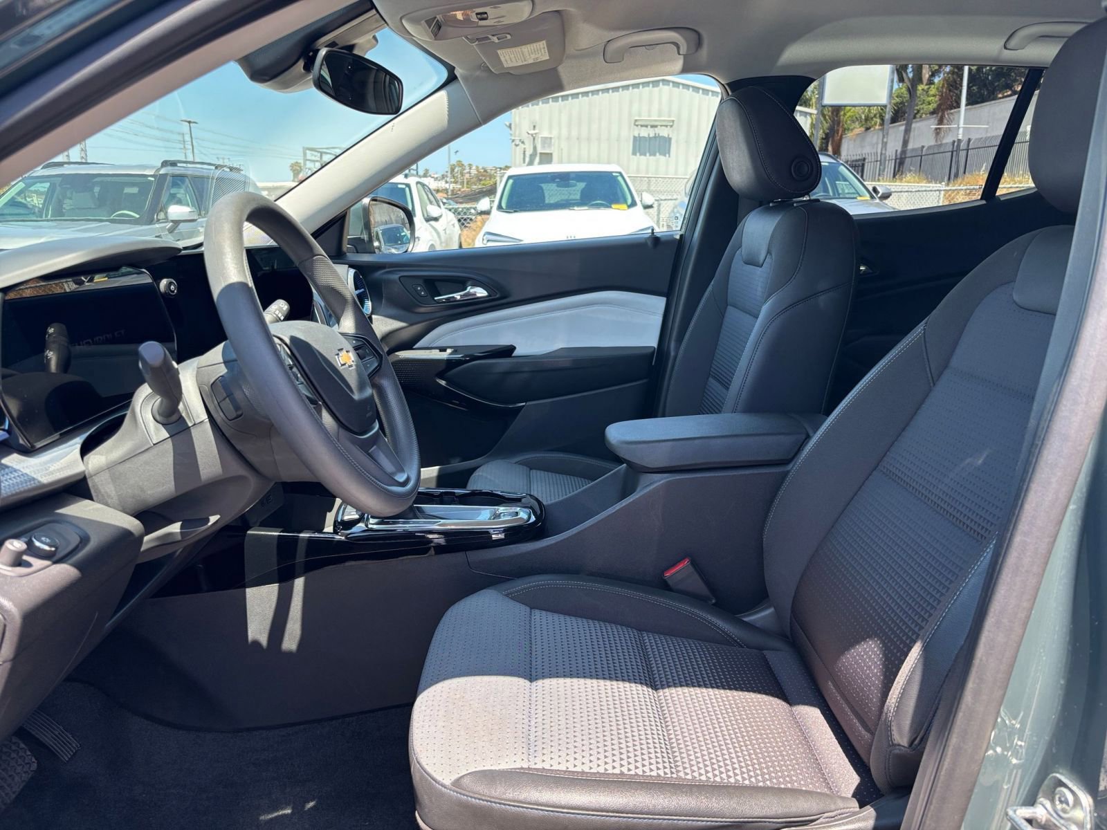 Used 2025 Chevrolet Trax LT FWD image 25