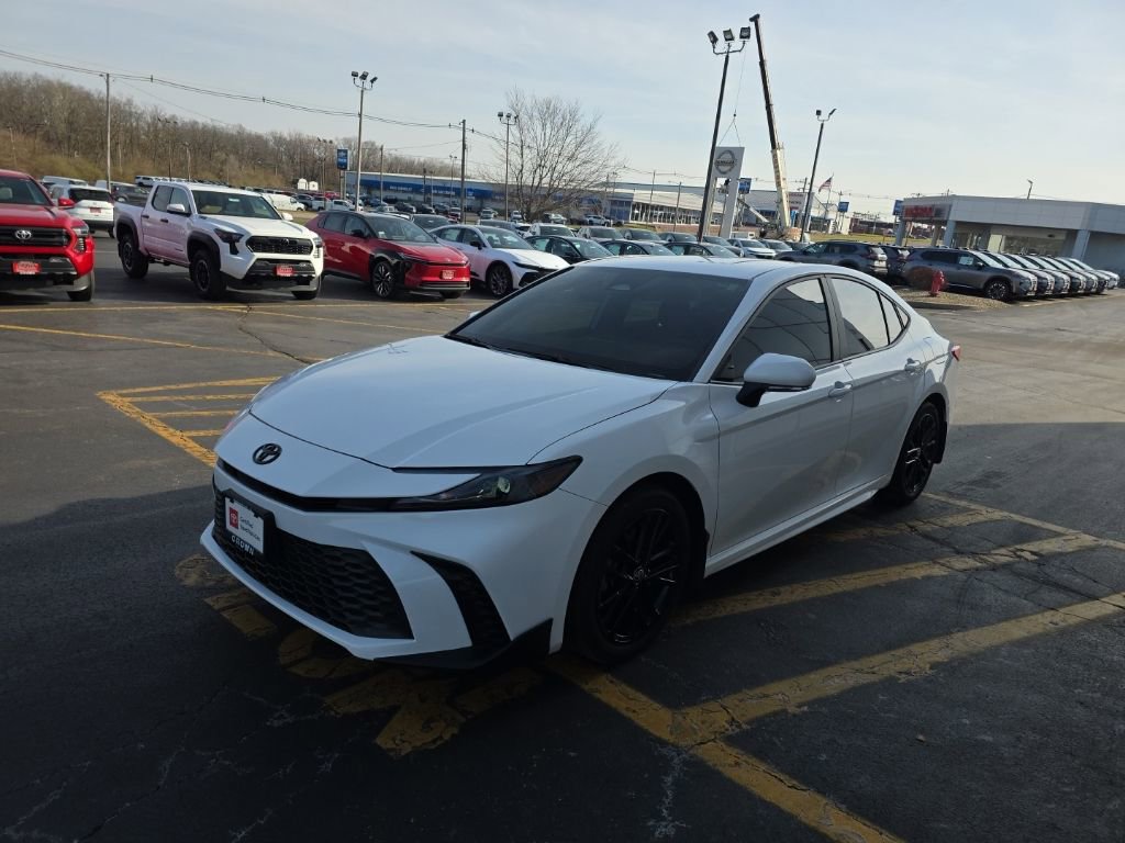 Used 2025 Toyota Camry SE image 9