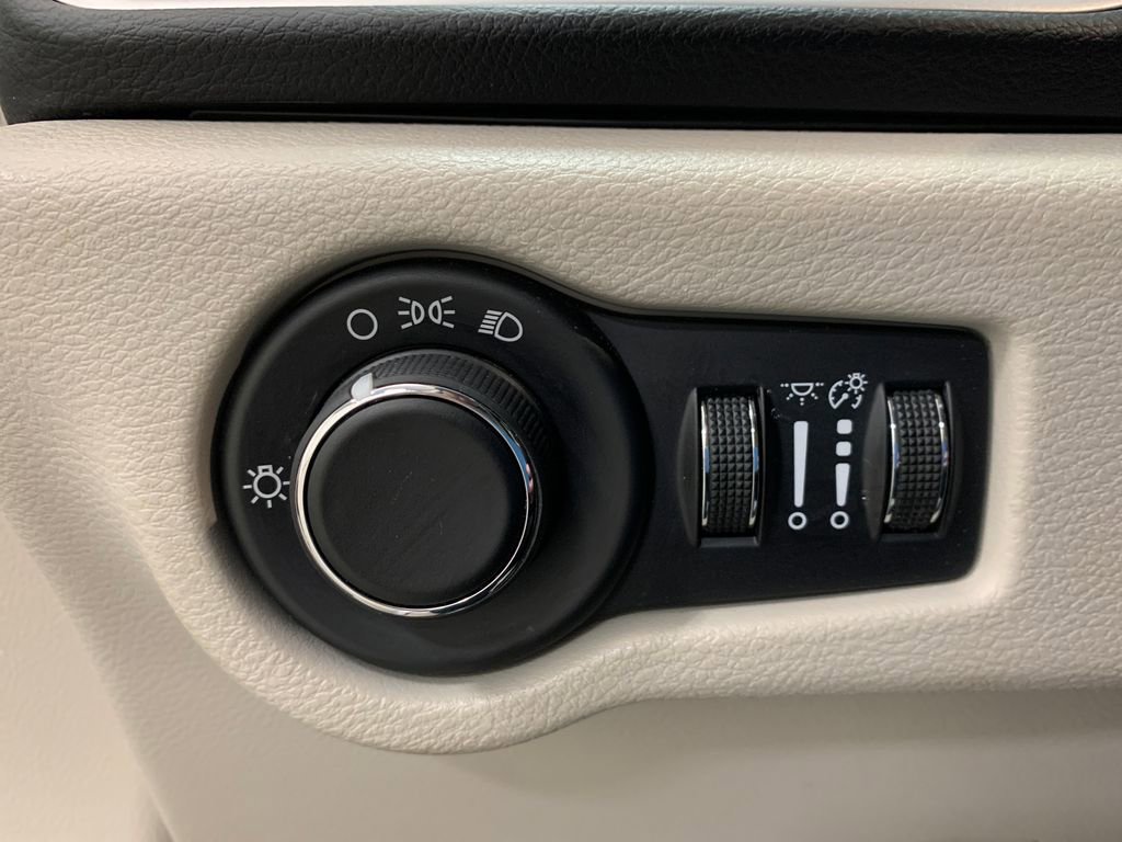 Used 2017 Chrysler Pacifica LX image 25