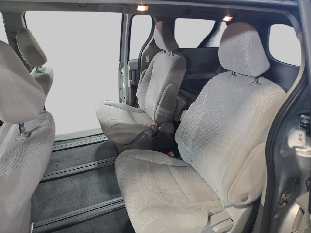 Used 2020 Toyota Sienna L FWD image 17