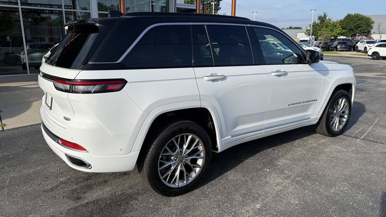 Used 2025 Jeep Grand Cherokee Summit AWD/4WD image 3