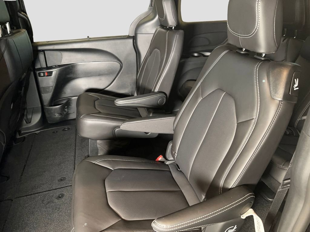 Used 2026 Chrysler Pacifica Select image 13
