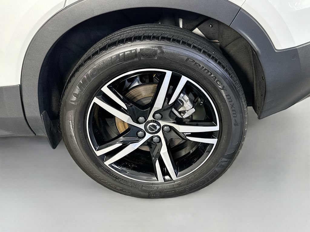 Used 2023 Volvo XC40 B5 Plus AWD/4WD image 32