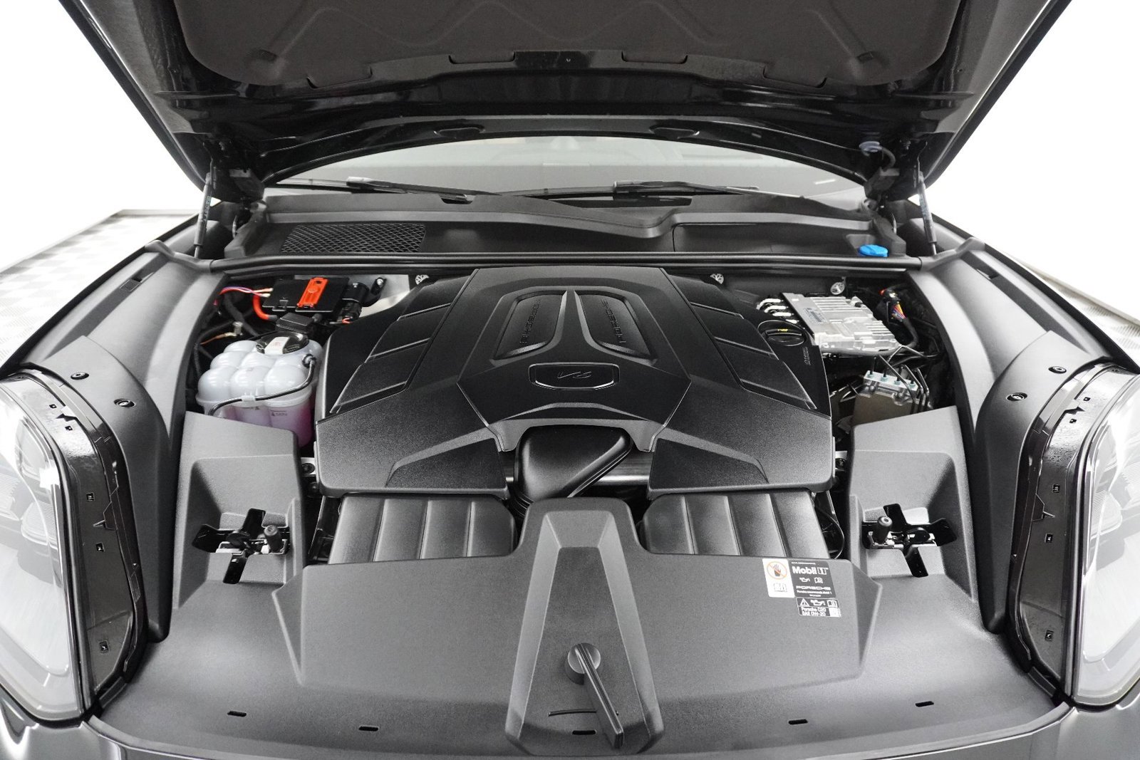 Certified 2025 Porsche Cayenne image 12