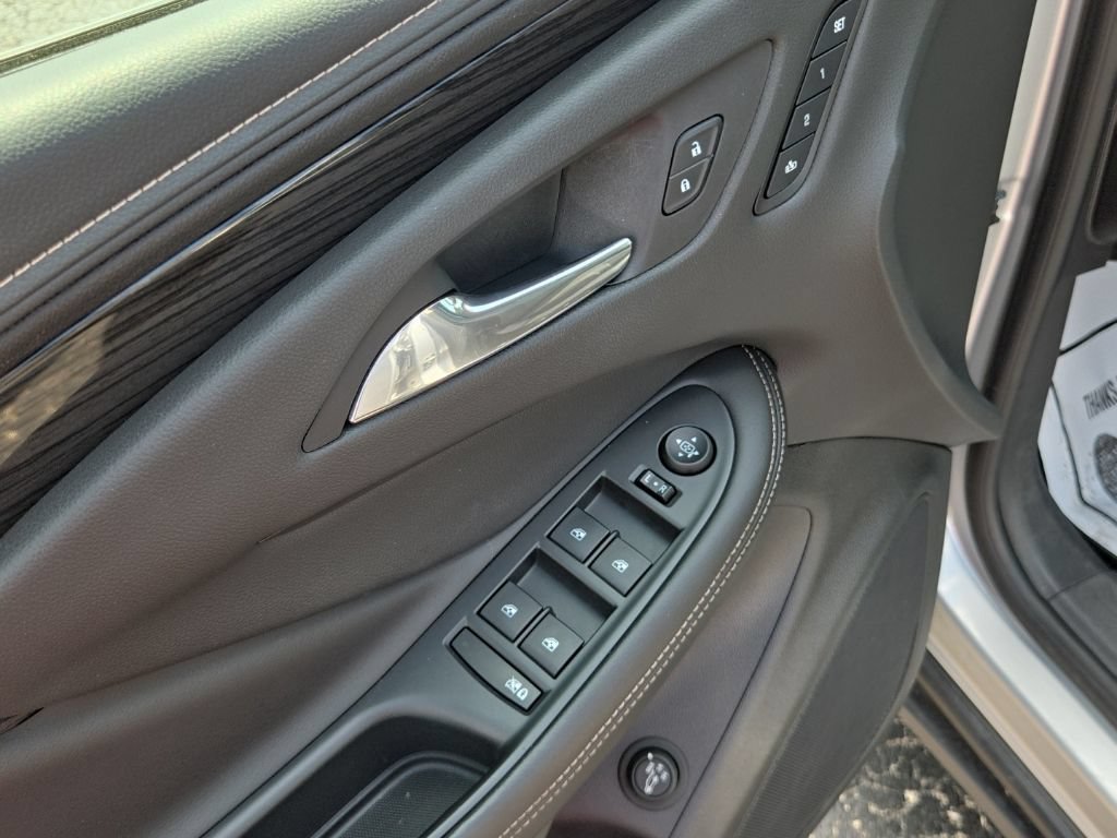 Certified 2017 Buick Envision Essence FWD image 17