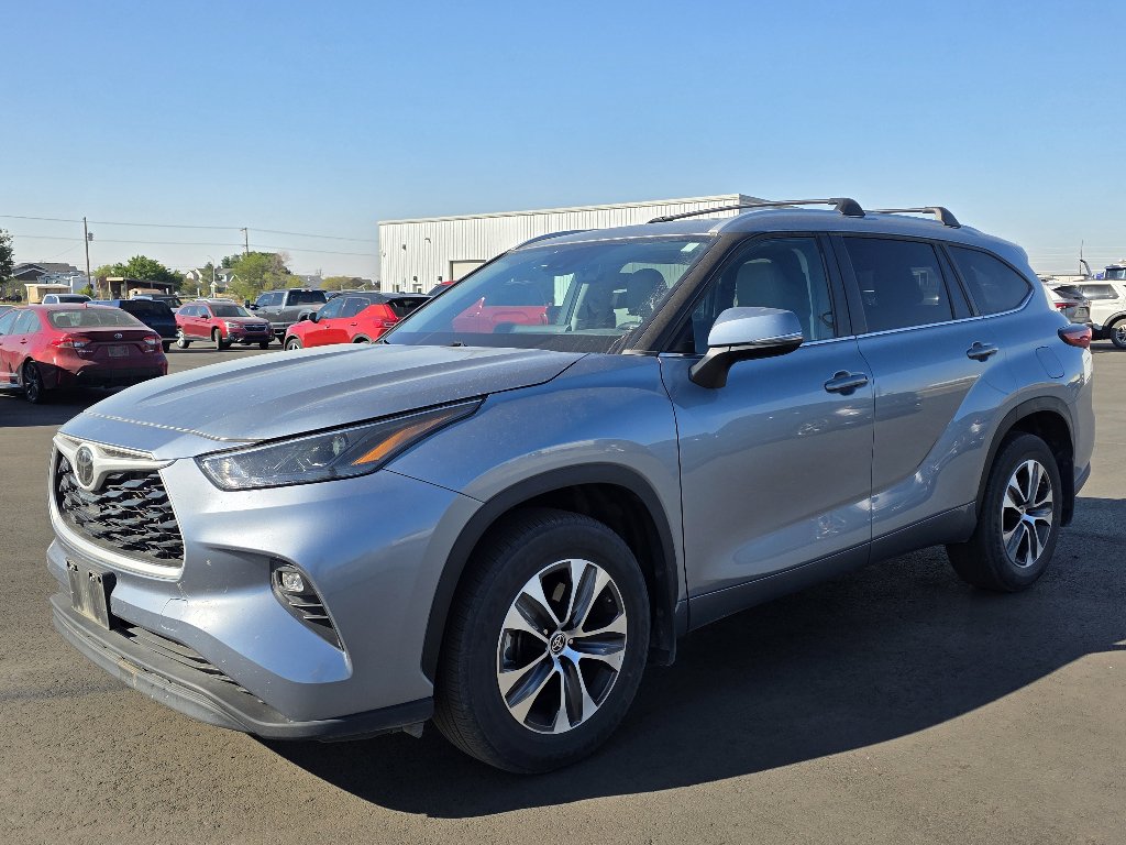 Used 2023 Toyota Highlander XLE AWD/4WD image 3