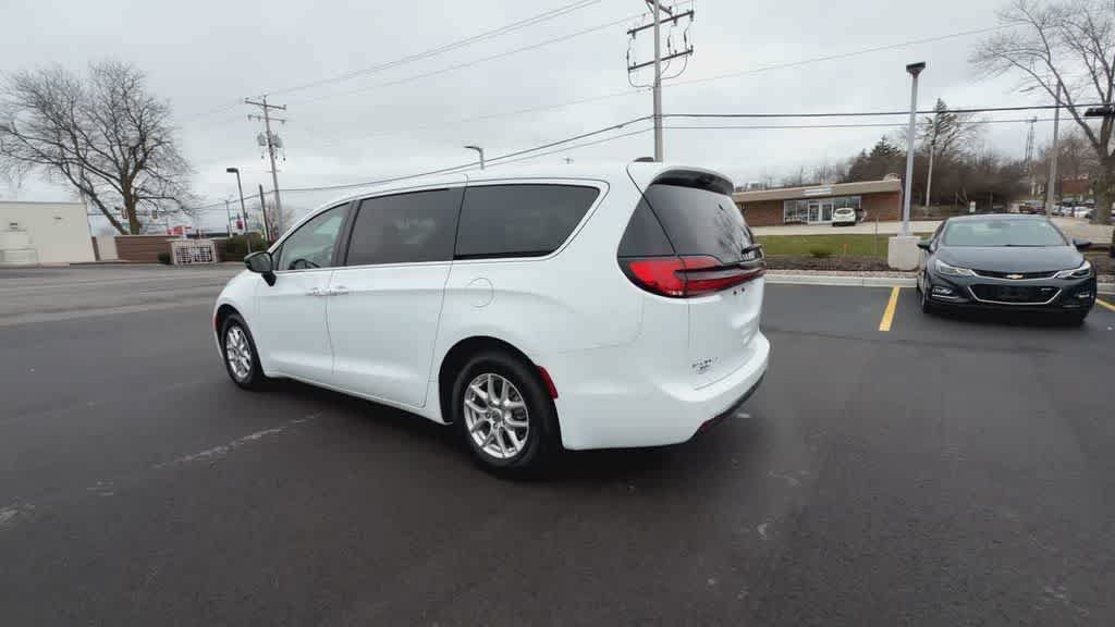 Used 2024 Chrysler Pacifica Touring-L FWD image 6