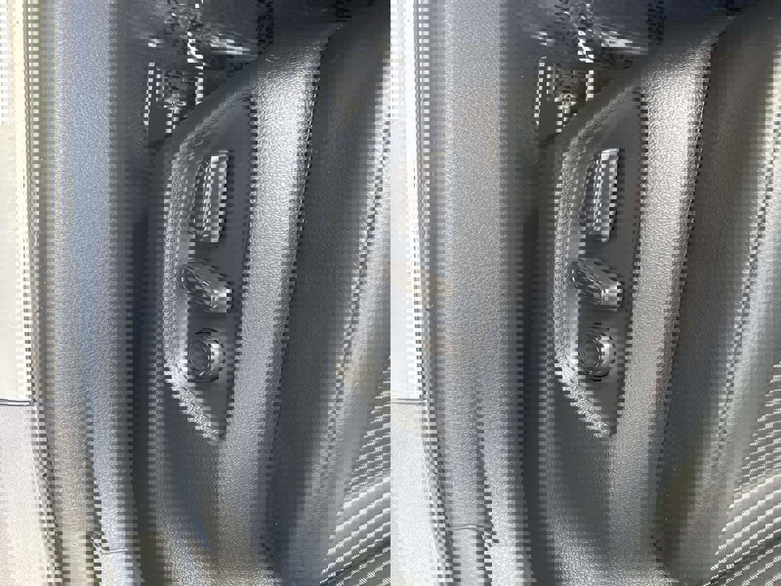 Used 2023 Toyota Camry SE w/ Cold Weather Package image 17