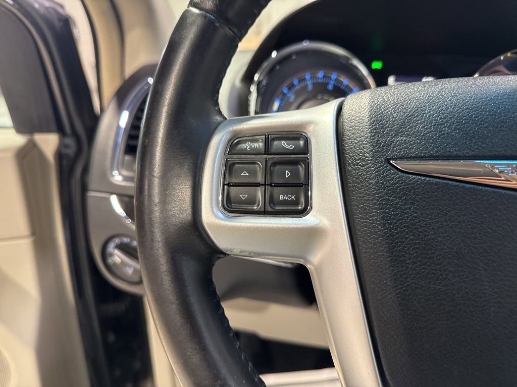 Used 2015 Chrysler Town & Country Touring image 15