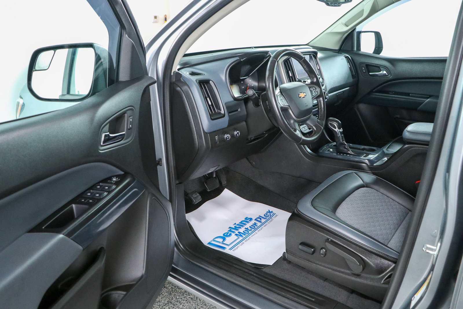 Used 2022 Chevrolet Colorado Z71 AWD/4WD image 3