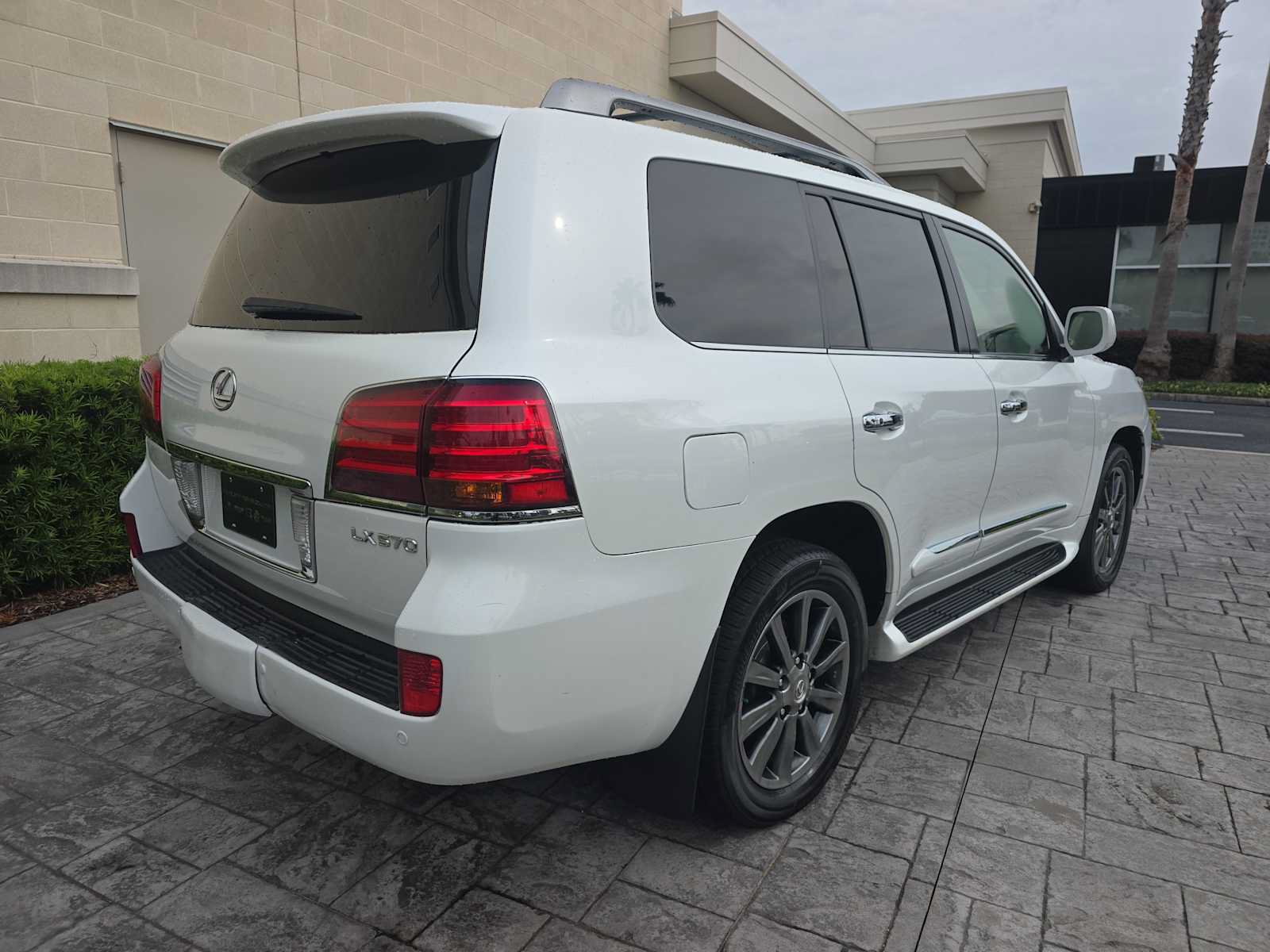Used 2011 Lexus LX 570 4WD w/ Luxury Pkg image 3