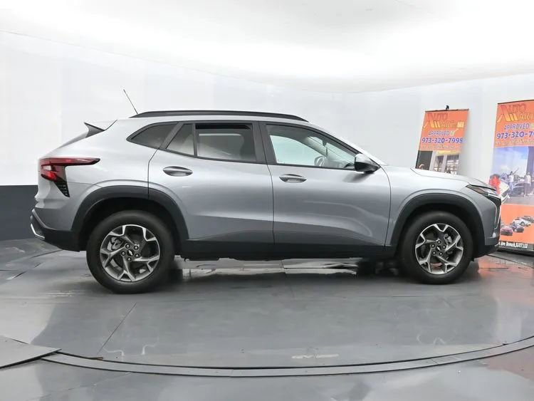 Used 2024 Chevrolet Trax LT w/ Sunroof Package image 4