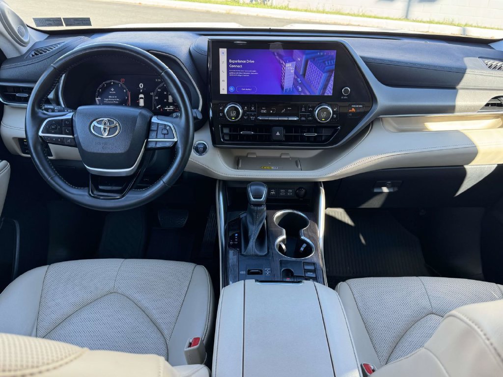 Used 2023 Toyota Highlander Limited FWD image 2