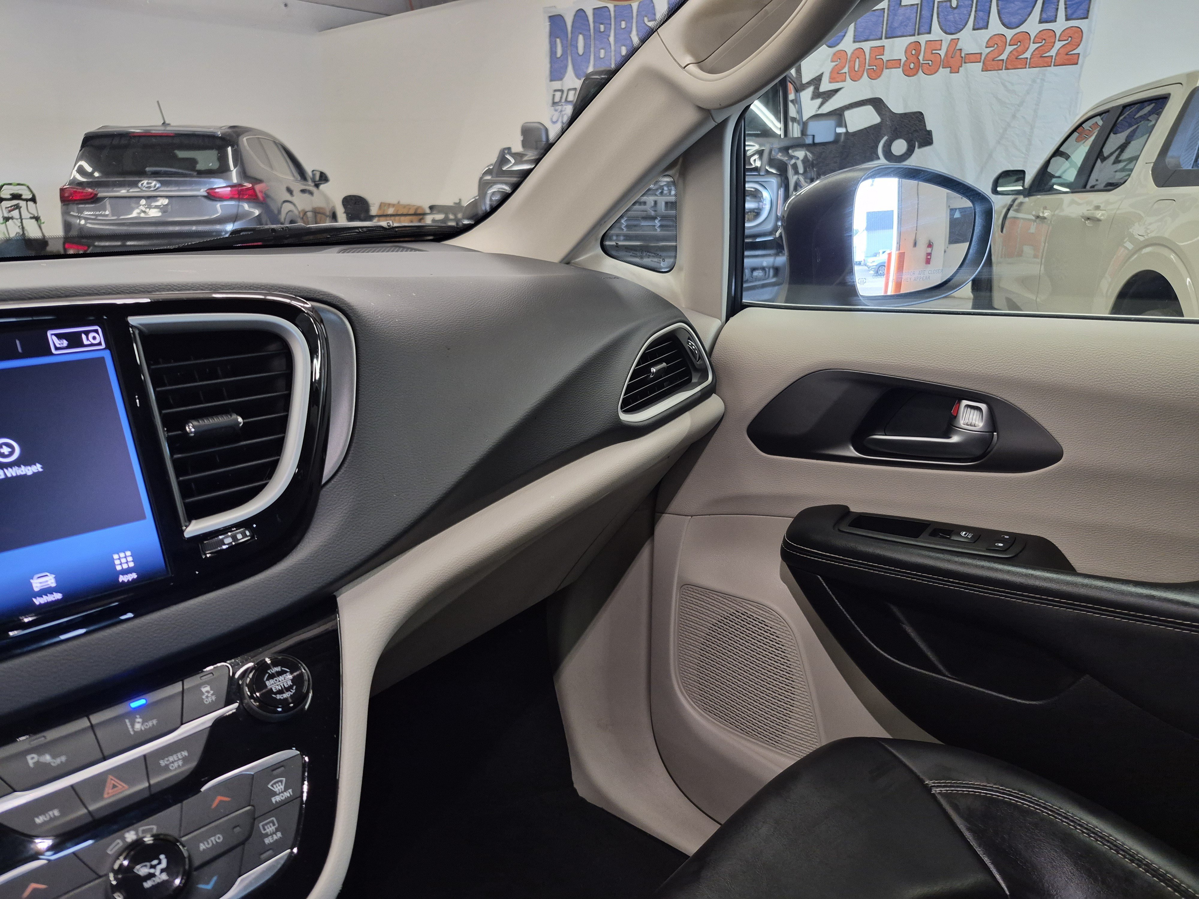 Used 2023 Chrysler Pacifica Touring-L FWD image 19
