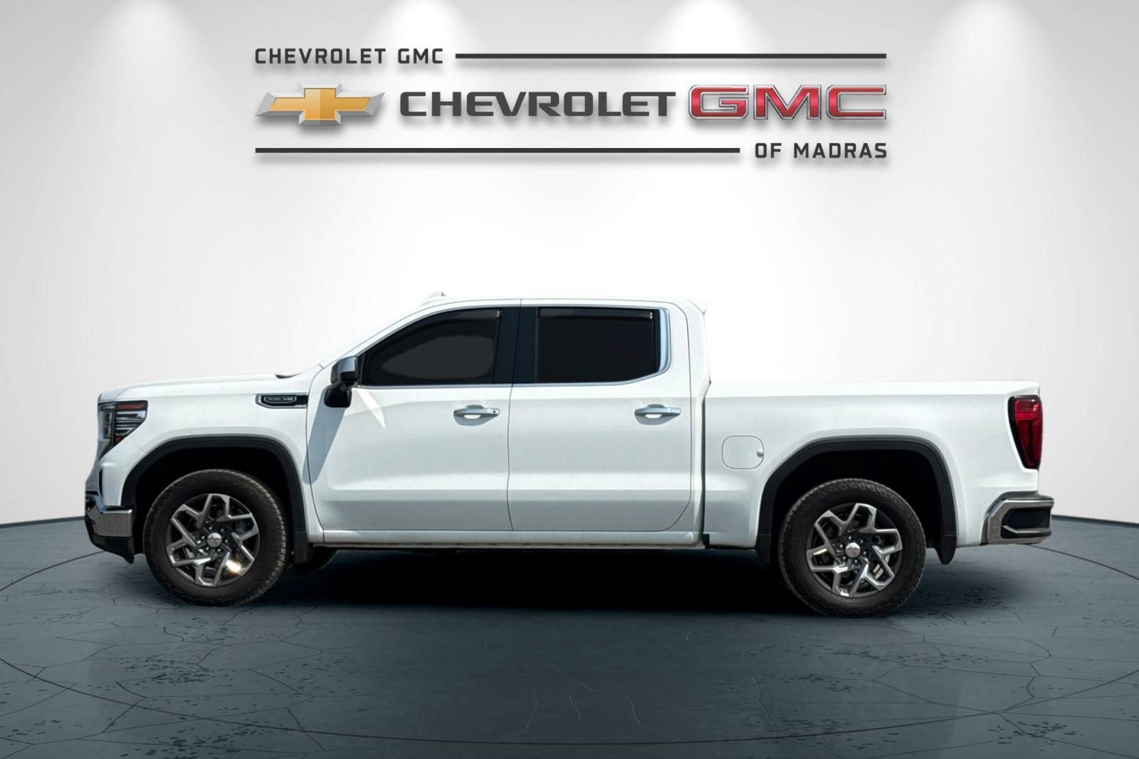 Used 2024 GMC Sierra 1500 SLT w/ SLT Premium Plus Package AWD/4WD image 6