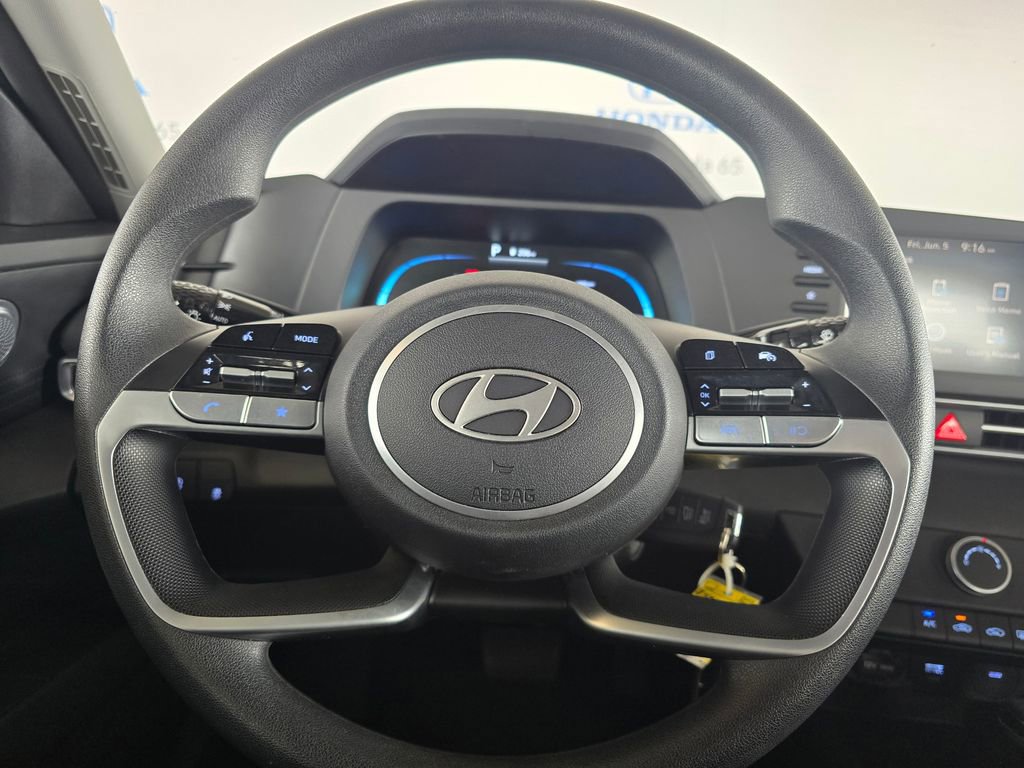 Used 2025 Hyundai Elantra SE FWD image 25