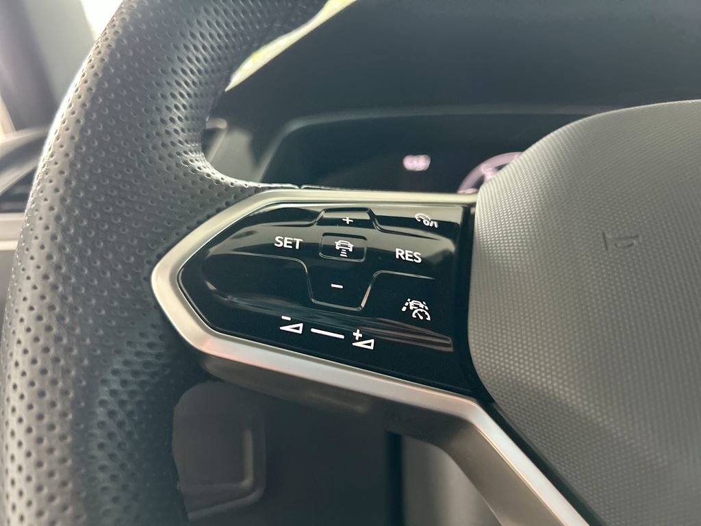 Certified 2024 Volkswagen Tiguan SE R-Line image 17