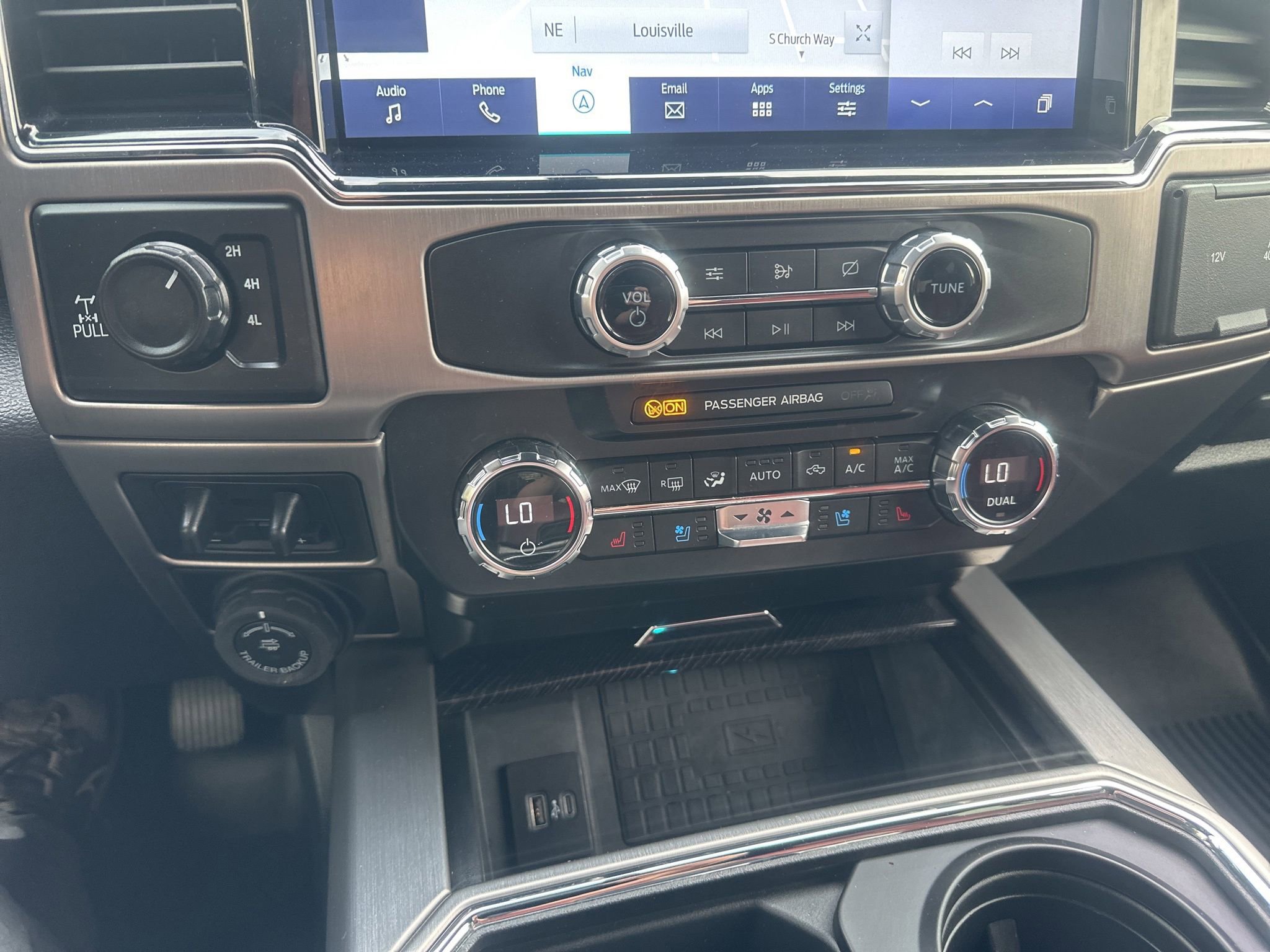 Used 2022 Ford F250 Platinum w/ FX4 Off-Road Package AWD/4WD image 34