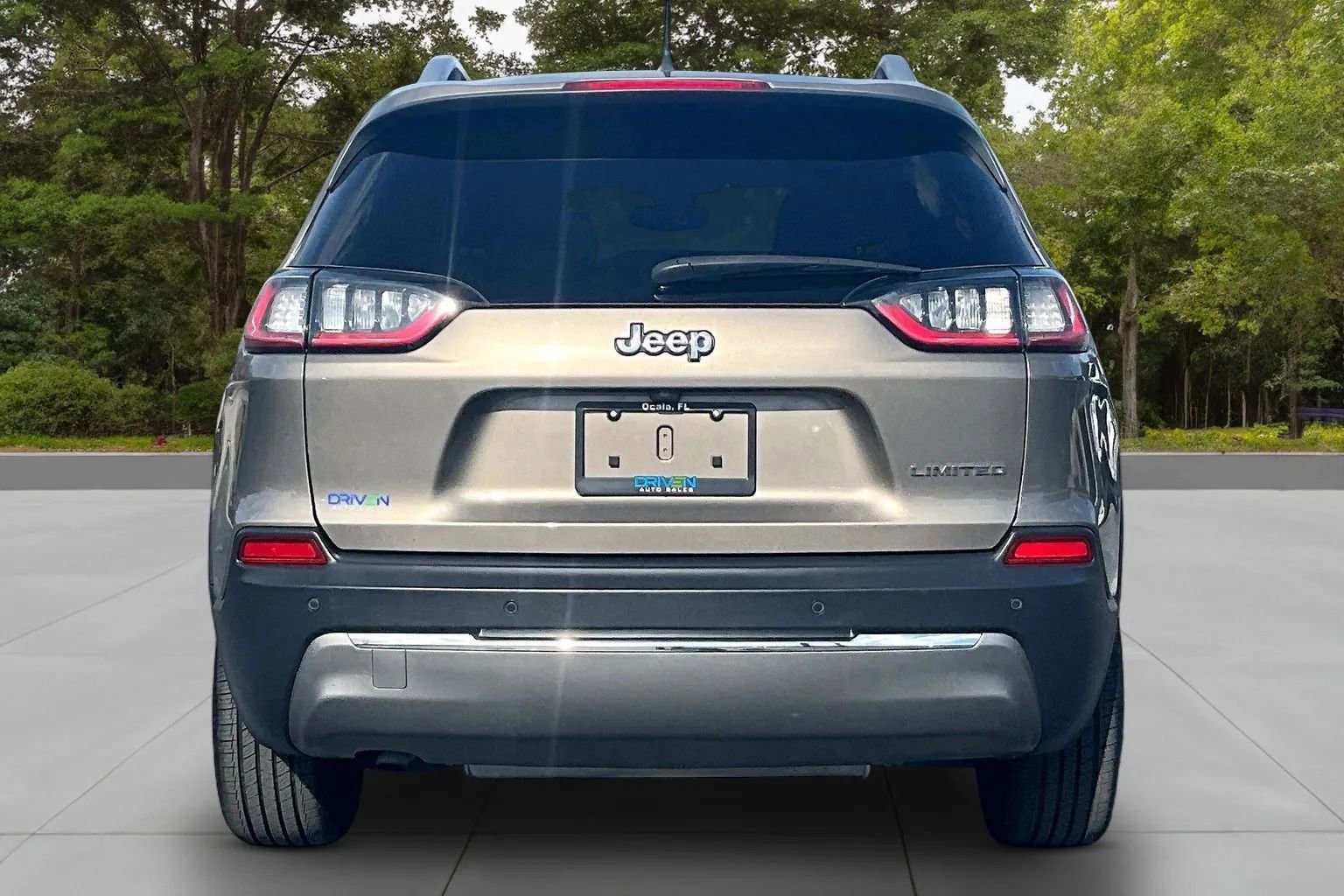 Used 2019 Jeep Cherokee Limited image 4