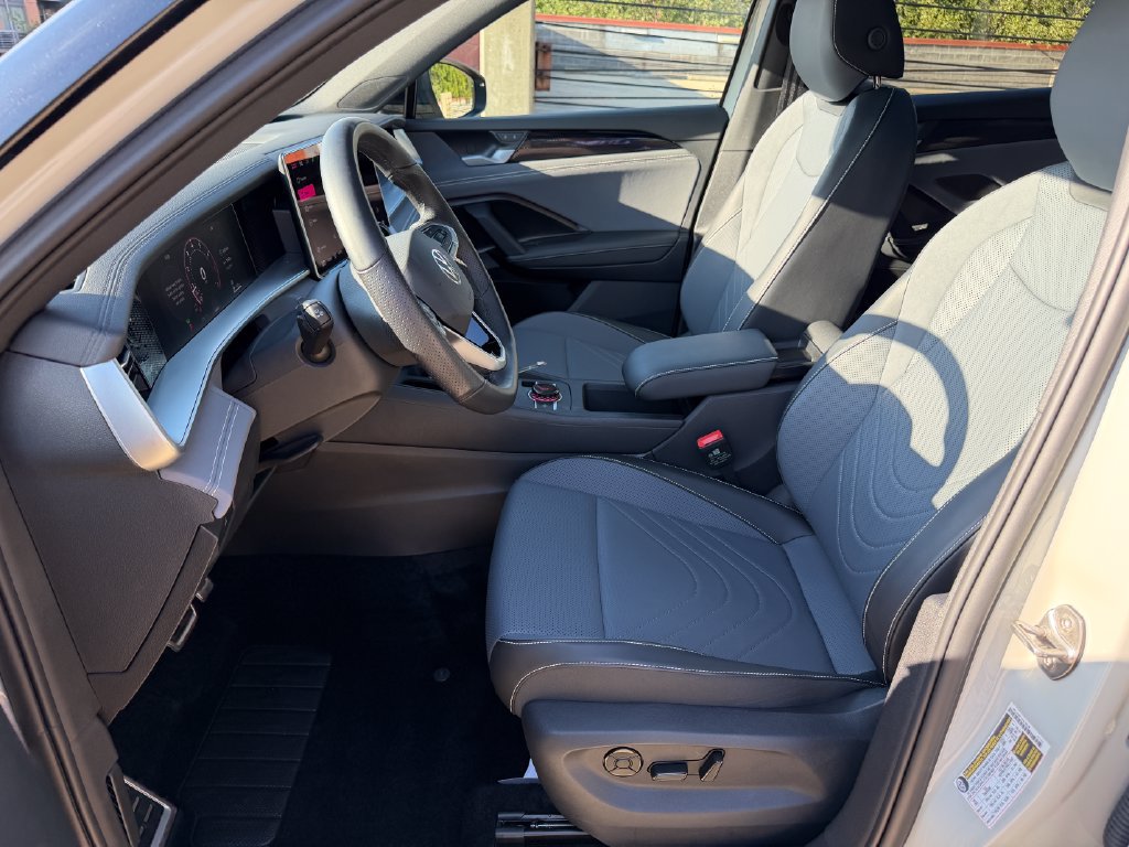 Certified 2026 Volkswagen Tiguan SE R-Line FWD image 13