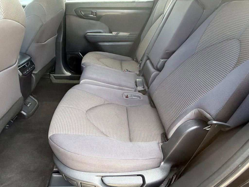 Used 2023 Toyota Highlander LE AWD/4WD image 14