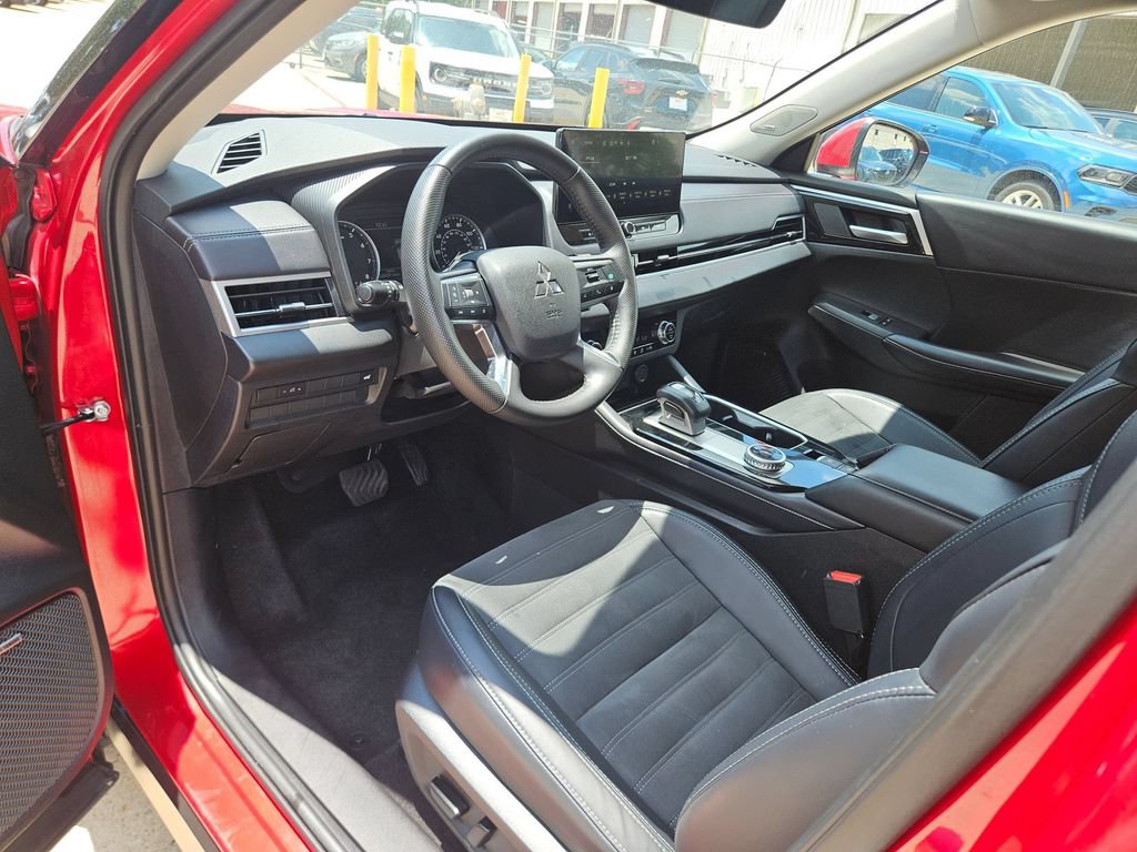 Used 2025 Mitsubishi Outlander SE FWD image 13
