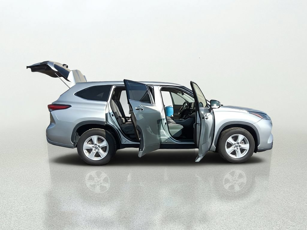Used 2021 Toyota Highlander L FWD image 16