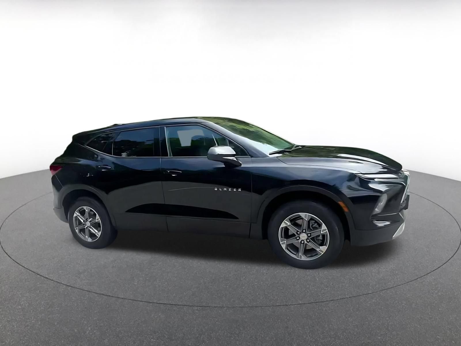 Used 2025 Chevrolet Blazer LT FWD image 2