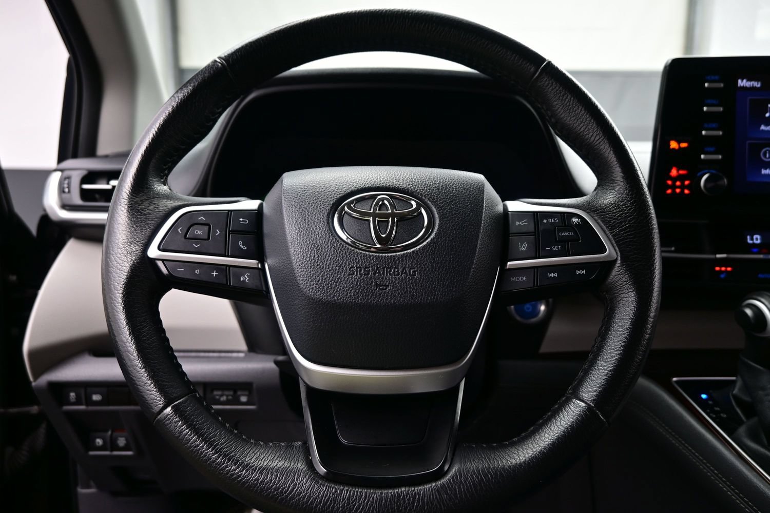 Used 2024 Toyota Sienna XLE FWD image 25