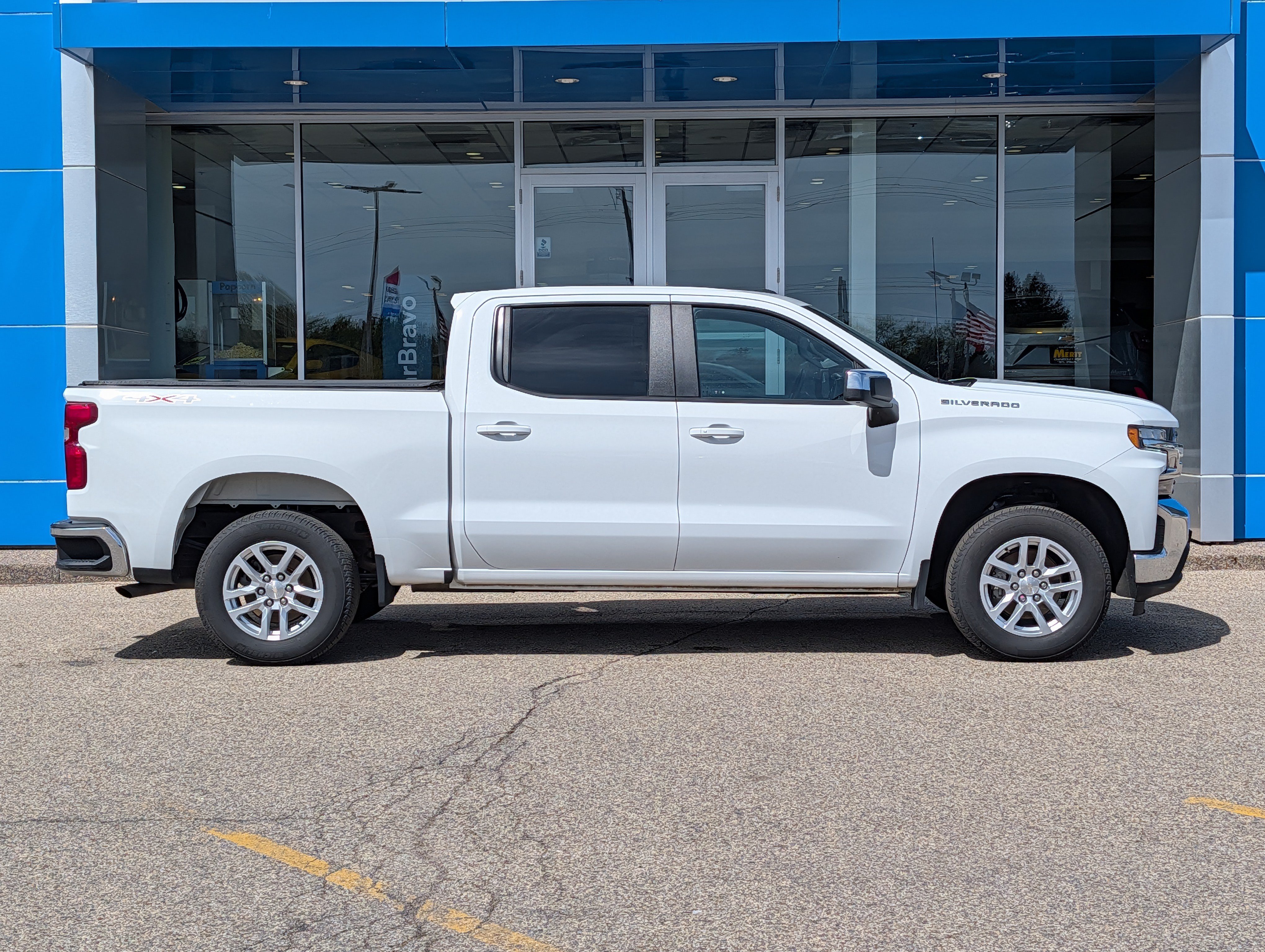 Used 2022 Chevrolet Silverado 1500 LT AWD/4WD image 2