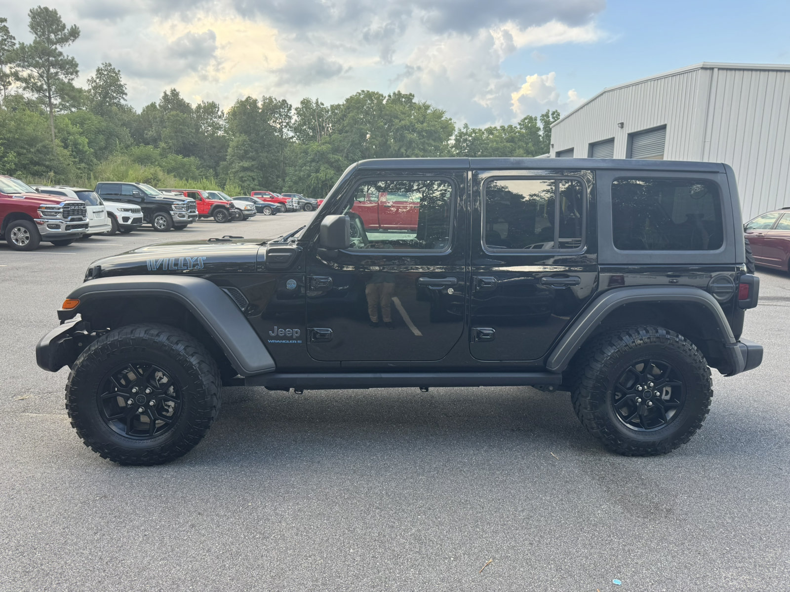 Used 2025 Jeep Wrangler Willys AWD/4WD image 8