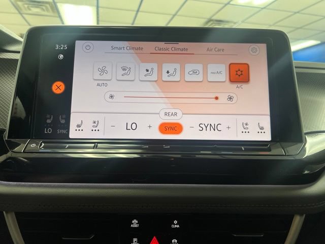Used 2024 Volkswagen Atlas Peak Edition SE AWD/4WD image 31
