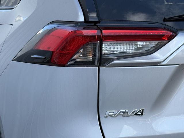 Used 2022 Toyota RAV4 XLE Premium image 6