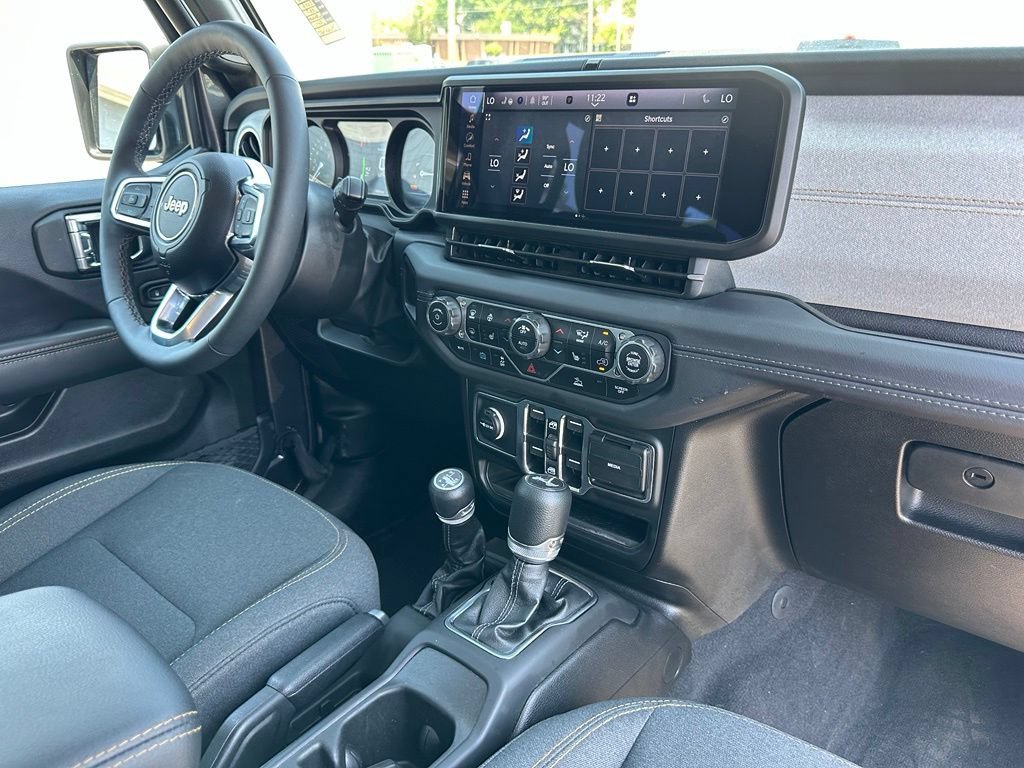 Used 2025 Jeep Wrangler Unlimited Sahara AWD/4WD image 16
