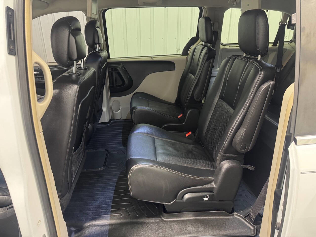 Used 2015 Chrysler Town & Country Touring-L w/ Driver Convenience Group image 14