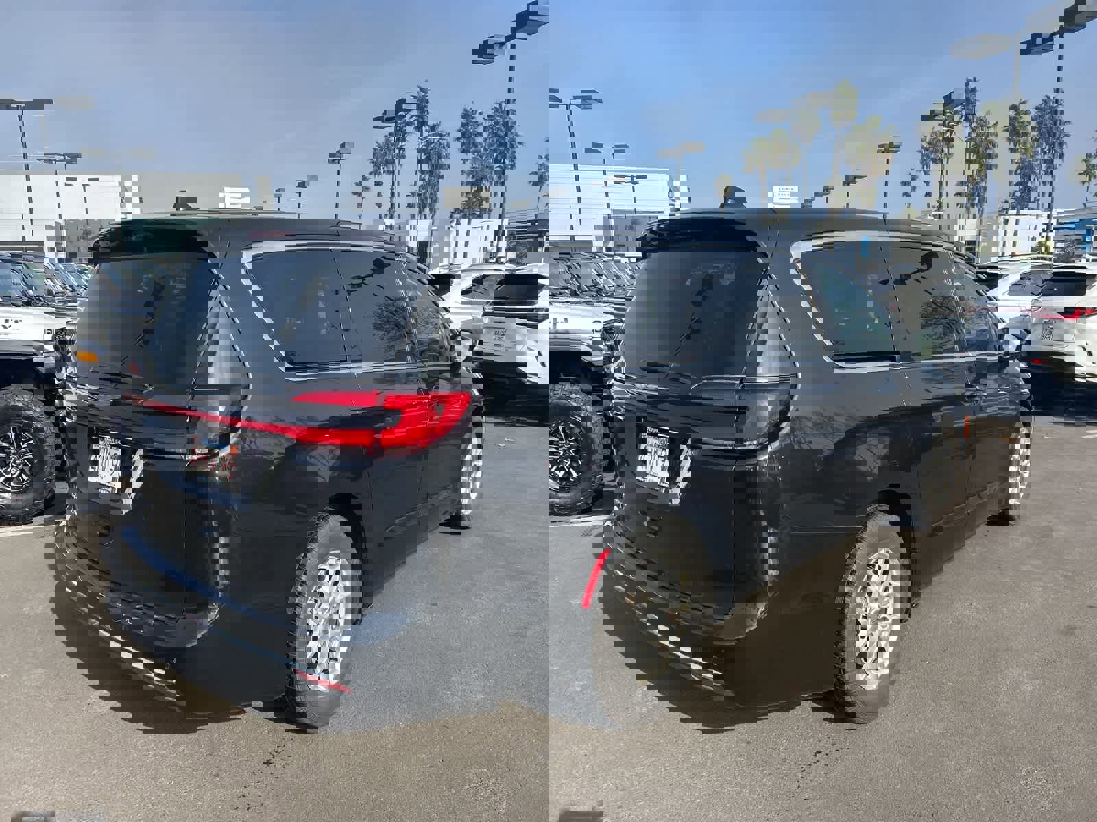 Used 2023 Chrysler Pacifica Touring-L image 5