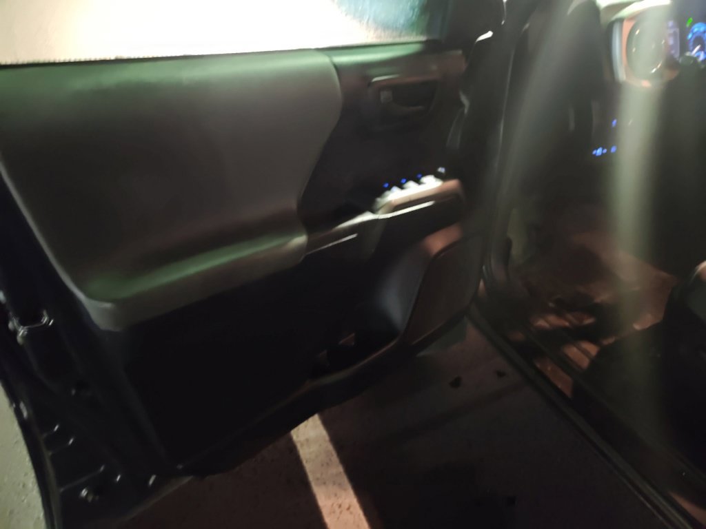 Used 2020 Toyota Tacoma SR5 AWD/4WD image 8