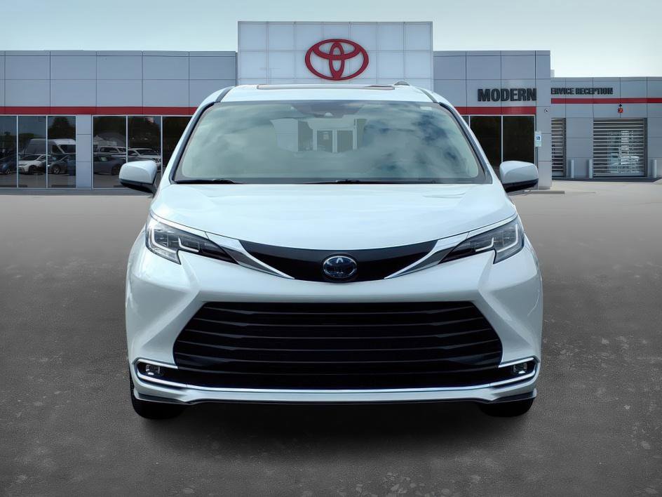 Certified 2022 Toyota Sienna XLE w/ XLE Plus Package image 2