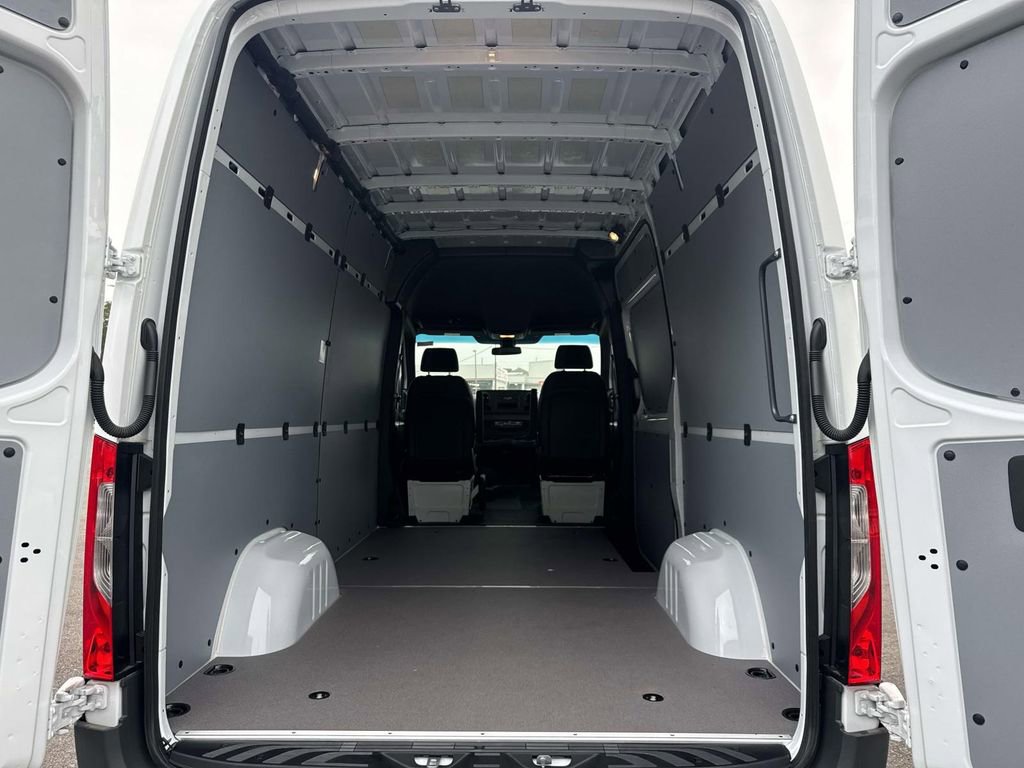 Used 2025 Mercedes-Benz Sprinter 2500 image 6