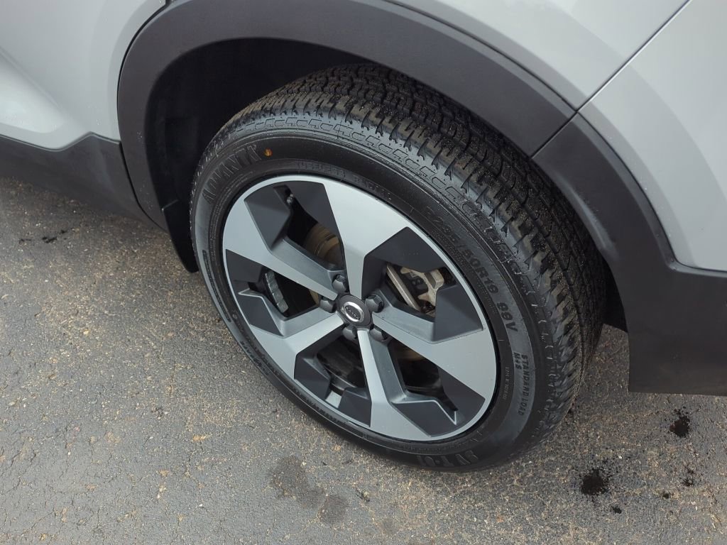 Used 2024 Volvo XC40 B5 Plus image 12